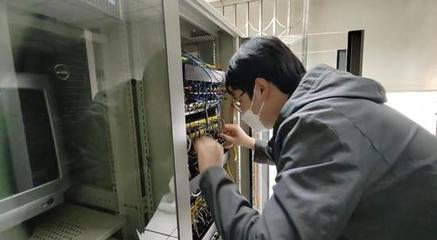 大港油田天然气公司数智化技术服务中心开展机柜间标准化专项治理工作，提升网络技术服务可靠性